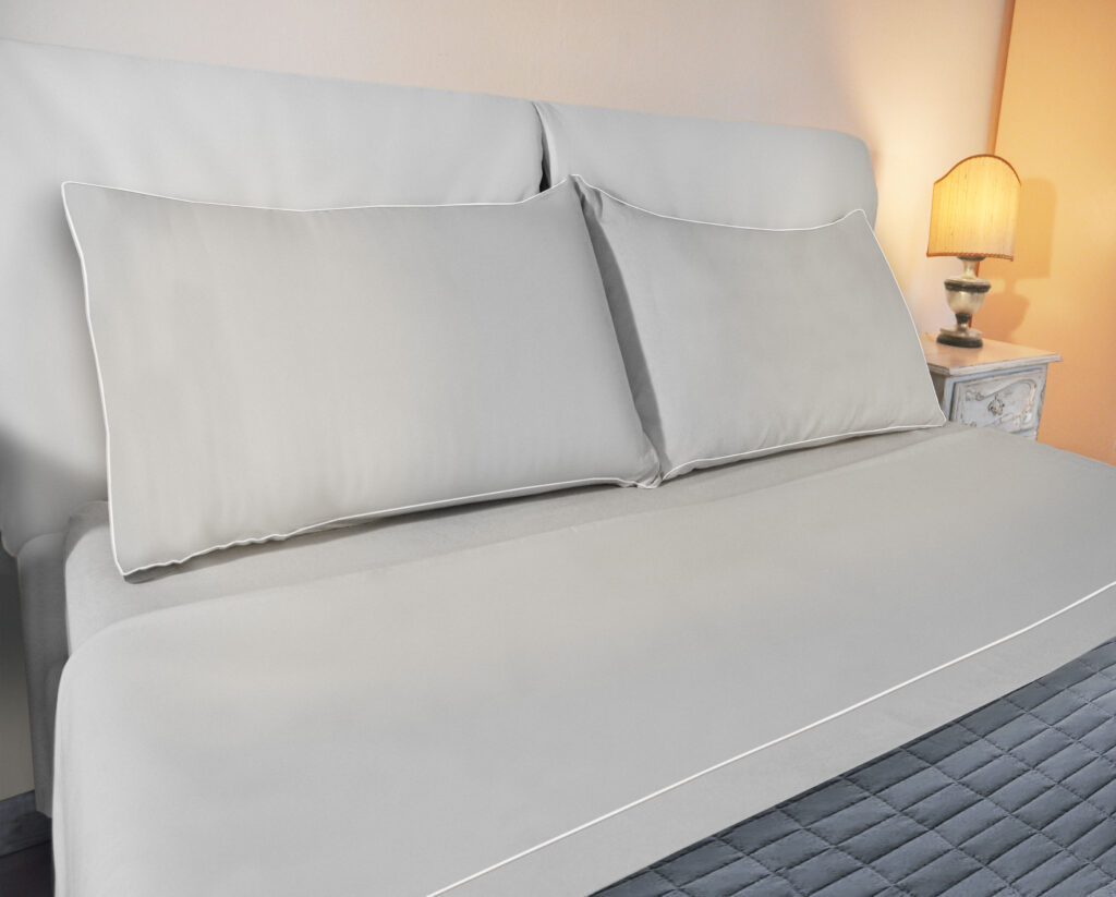 Completo Letto Raso di Puro Cotone Tinto in Filo